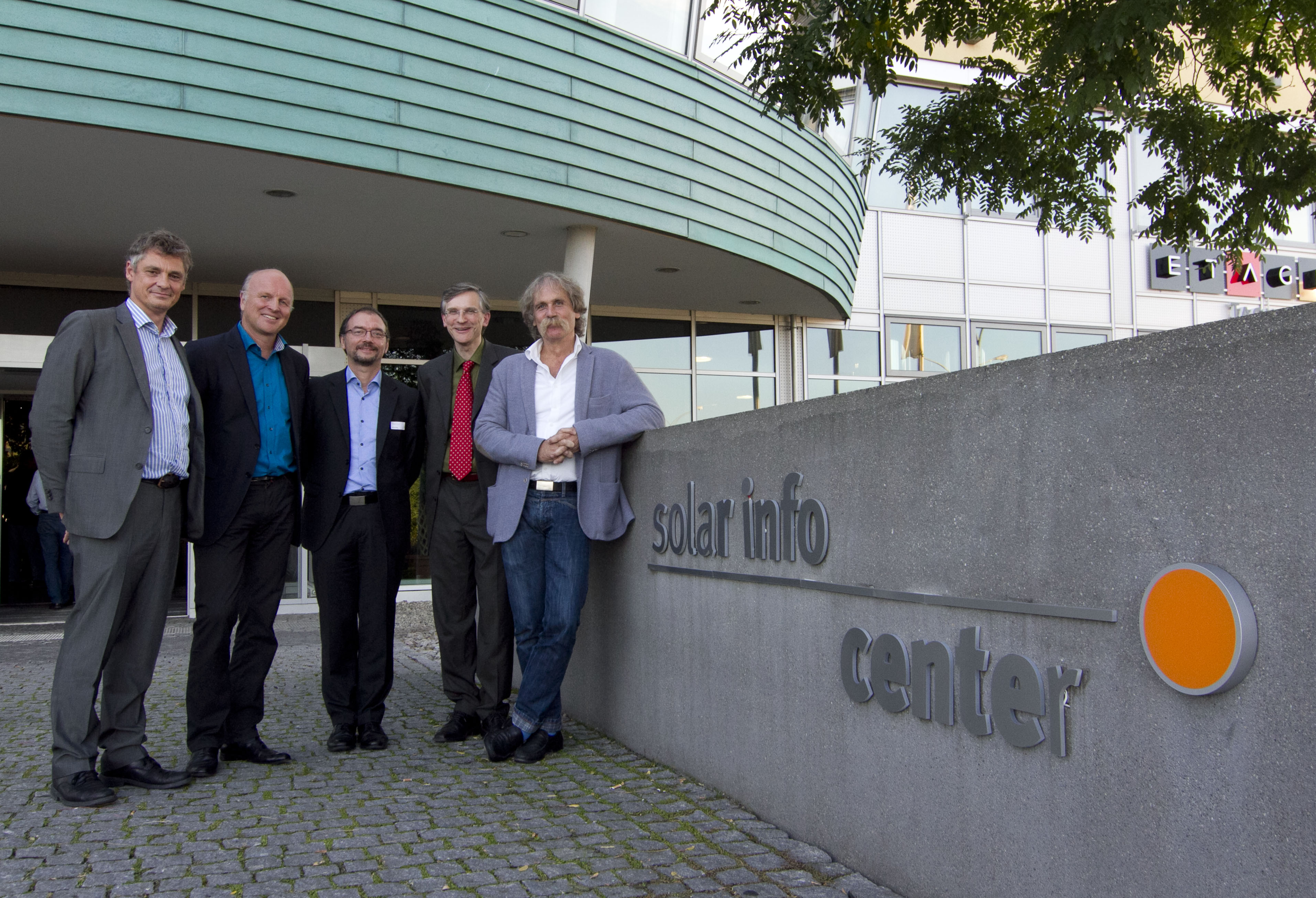 Von links: Rolf Pfeifer (endura kommunal), Rainer Schüle (Energieagentur Regio Freiburg), Martin Ufheil (solares bauen), Per Klabundt (Wirtschaftsverband 100 Prozent), Rolf Buschmann (Solar Info Center). © Center Service SIC